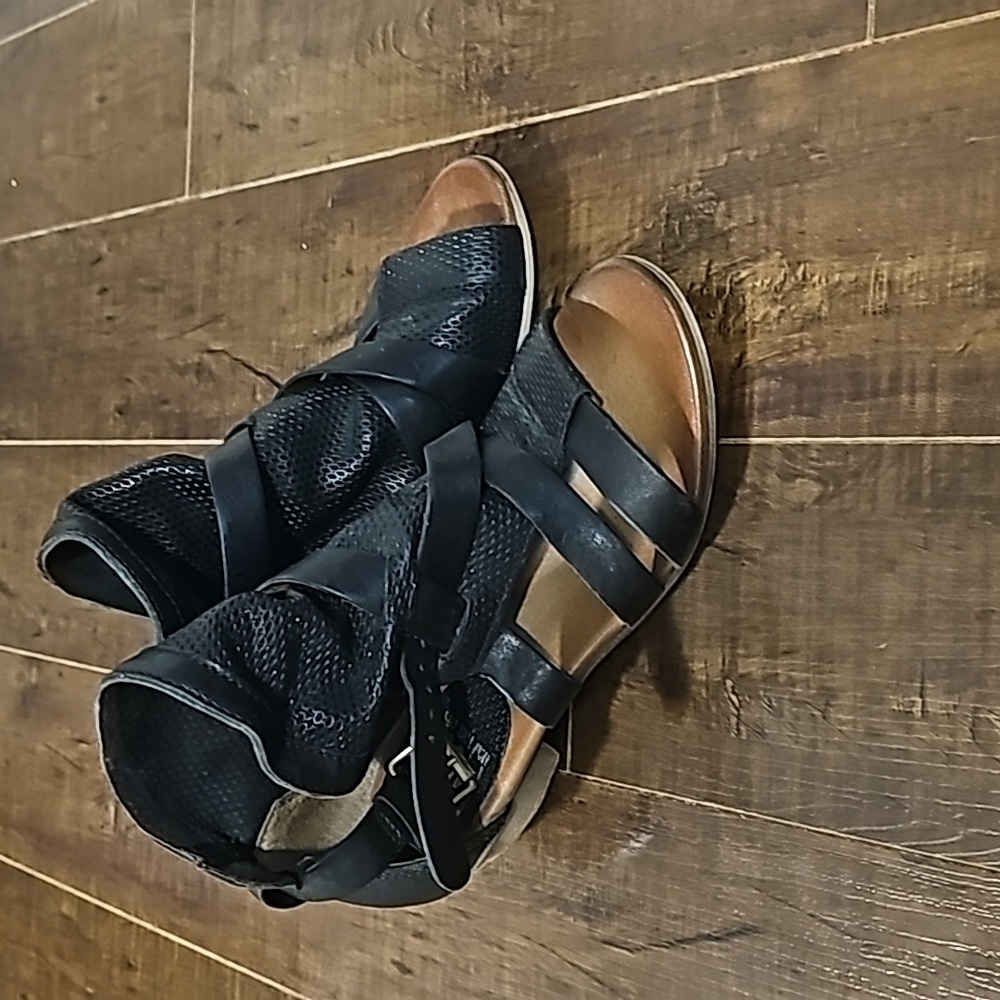 Strappy sandal